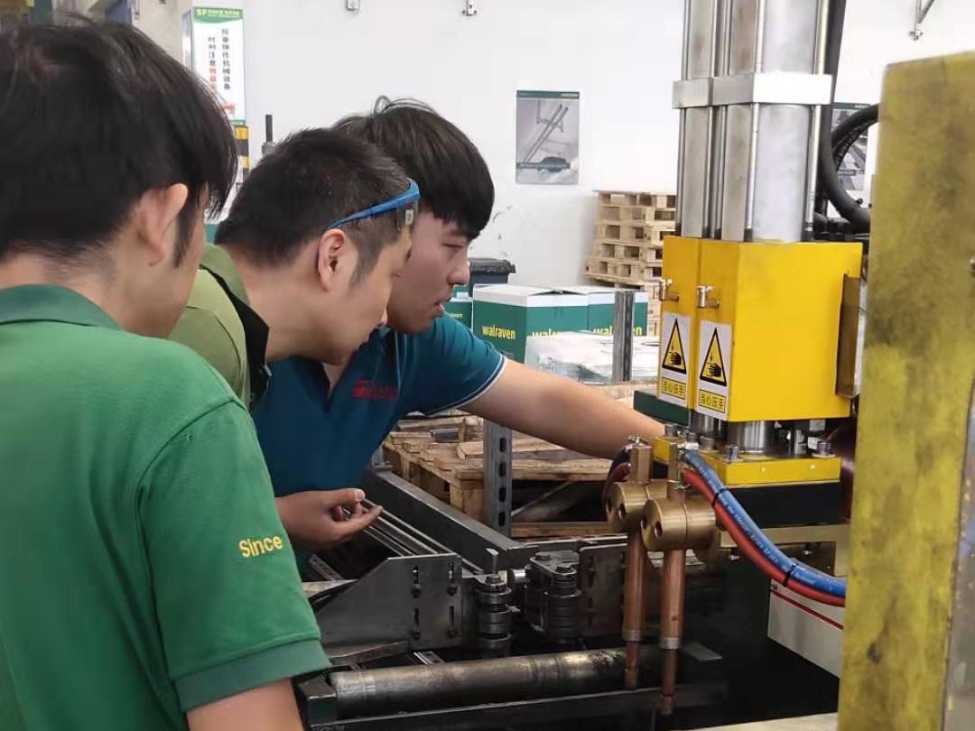 黄瓜在线观看售后工程师给客户现场培训