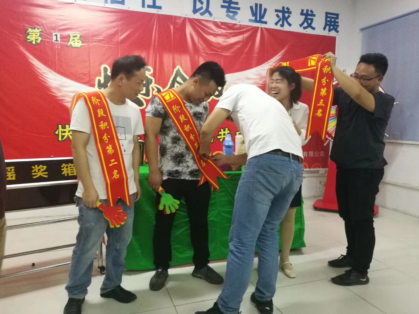 黄瓜在线观看快乐会议获奖前三名合影